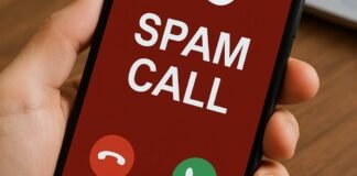 Persona sosteniendo un celular con alerta de llamada SPAM en pantalla, ilustrando cómo bloquear llamadas no deseadas en Perú.