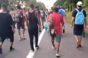 VIDEO: Caravana migrante avanza por México rumbo a Estados Unidos y Seguridad Nacional lanza dura advertencia en la frontera