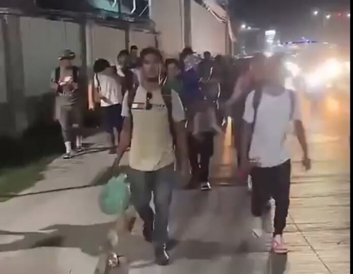 Hondureños caminan hacia Estados Unidos Hondureños caminan hacia Estados Unidos