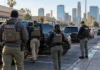 Imagen referencial de un operativo con agentes y vehículos durante el seguimiento de reportes de ICE del 24 de septiembre en Estados Unidos