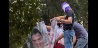Hinchas del Real Madrid queman imágenes de Pedro Sánchez y banderas de Marruecos en la previa de la Champions Ultras Sur queman imágenes de Pedro Sánchez