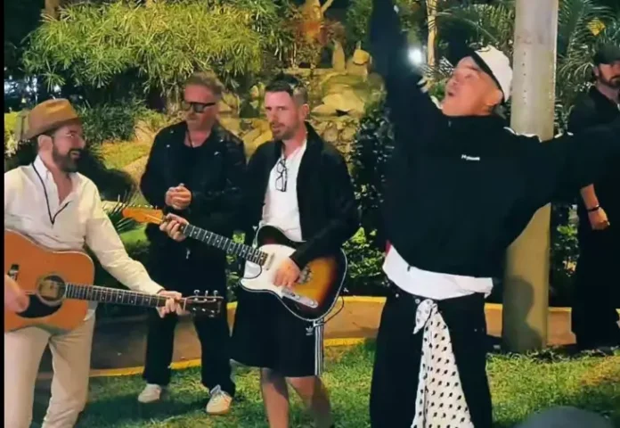 Robbie Williams cantó con sus fans tras la cancelación de su segundo concierto en Lima Robbie Williams cantó con sus fans tras la cancelación de su segundo concierto en Lima