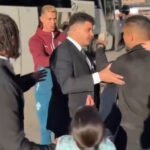 VIDEO: Cristiano Ronaldo pidió a la seguridad dejar pasar a dos niñas y se tomó fotos con ellas antes del Noruega vs. Portugal Cristiano Ronaldo intervino ante la seguridad para tomarse fotos con unos niños en Oslo antes del Noruega vs. Portugal por la Nations League.