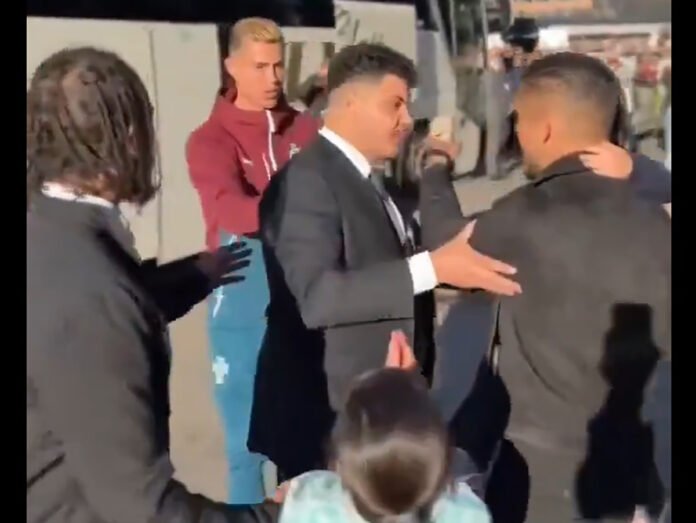 cristiano ronaldo se toma foto con niñas Cristiano Ronaldo intervino ante la seguridad para tomarse fotos con unos niños en Oslo antes del Noruega vs. Portugal por la Nations League.