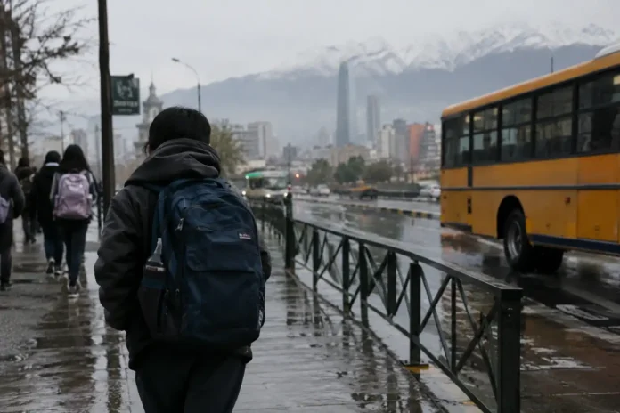 Estudiante bajo la lluvia urbana Suspenden clases en Chile.