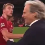 Hojlund empujando y mirando con desprecio a Jorge Jesús tras el partido.