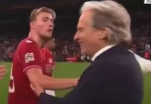 Hojlund empujando y mirando con desprecio a Jorge Jesús tras el partido.