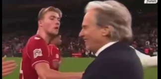 Hojlund empujando y mirando con desprecio a Jorge Jesús tras el partido.