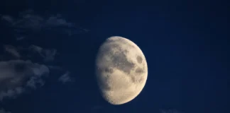 Luna de hoy y fase lunar en el cielo nocturno