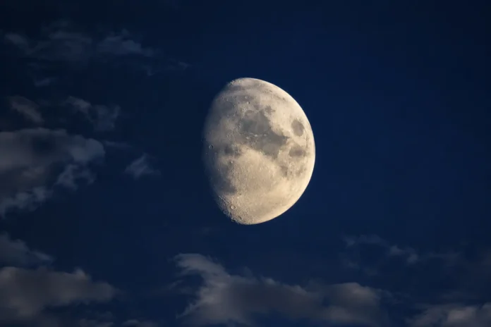 Luna de hoy y fase lunar Luna de hoy y fase lunar en el cielo nocturno