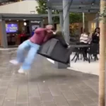 Columpio golpea a joven en centro comercial de México: video viral del 14 de octubre desata críticas por su ubicación (VIDEO) columpio golpea a joven en centro coemrcial