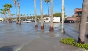 California bajo el agua: declaran emergencia por inundaciones en Newport Beach y alertan por más oleaje